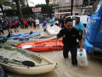 En la zona más azotada por las tormentas, desde Almería hasta Orihuela, los vecinos tratan de salvar sus enseres entre casas, calles y campos anegados