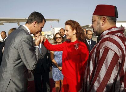 Felipe VI se despide del rey Mohamed VI y su esposa, la princesa Lala Salma, en el aeropuerto de Rabat, tras finalizar un viaje oficial a Marruecos.