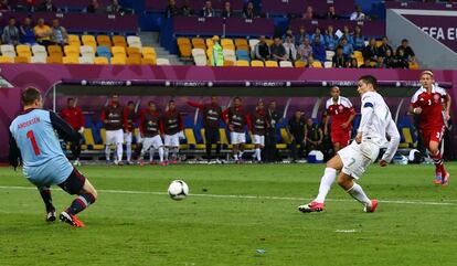 Cristiano Ronaldo falla una ocasi&oacute;n ante el portero dan&eacute;s.