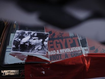 Carteles con la imagen de Al Sisi y esl&oacute;ganes a favor del golpe.