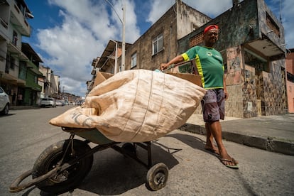 Adailton Andrade, un recolector de material reciclable que no ha logrado pedir la ayuda por Internet, el pasado martes en el barrio de Periperi, en Salvador de Bahía.