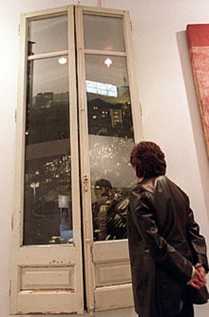 Un visitante ante <i>Ventana</i> de Chema Alvargonzález (Carles Taché).