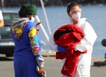 Una sanitaria atendía en abril pasado a la madre de un recién nacido en el puerto de Arguineguín (Gran Canaria).