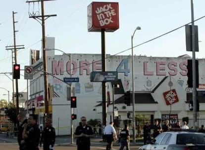 La escena del tiroteo es investigada por policías de Los Ángeles.