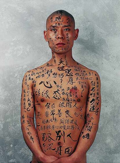 Los Juegos Olmpicos pueden convertirse en el momento en el que China se abra al mundo. En la imagen,e la artista Zhang Huan, autocaligrafiado en su obra '1/2 text'. En los ideogramas sobre su cuerpo, palabras como 'lealtad', 'ecologa', y 'honesto'