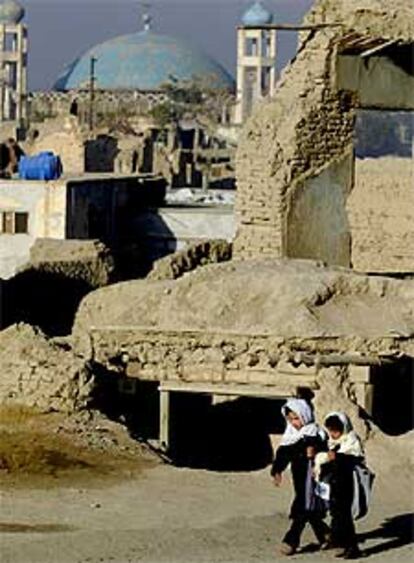 Dos niñas afganas pasean por las ruinas de un barrio de Kabul.