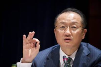 El presidente del Banco Mundial, Jim Yong Kim, participa en un encuentro con organizaciones sociales en el ámbito de la reunión anual del FMI y el Banco Mundial (BM) celebrado hoy en Tokio(Japón).