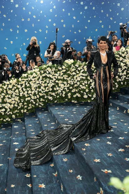 Con infinitas idas y venidas y con una carrera que ha estado tan arriba como abajo, de lo que no cabe duda es de que a sus casi 59 años Halle Berry está de vuelta. Su regreso forma parte de esa segunda lectura que en Hollywood se está haciendo de muchas trayectorias injustamente menospreciadas, especialmente de mujeres. Lo demostró al aparecer en la última ceremonia de los Oscar (donde volvió a protagonizar un beso con Adrien Brody) o al asistir a la gala Met hace una semana, un buen termómetro para entender quién importa en el mundo del entretenimiento. Y lo ratificará en los próximos días con su papel en el jurado de Cannes, una tarea tan prestigiosa como mediática.