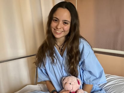 Núria Jordà tiene 21 años y es de Gandía (Valencia). En marzo de 2021, la operaron de un tumor hereditario y, debido a algunas complicaciones durante la intervención, ahora padece disfagia.