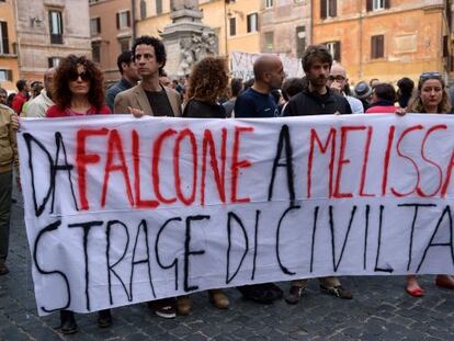 Manifestantes participan en Roma en una protesta por el atentado ocurrido esta ma&ntilde;ana en Brindisi.