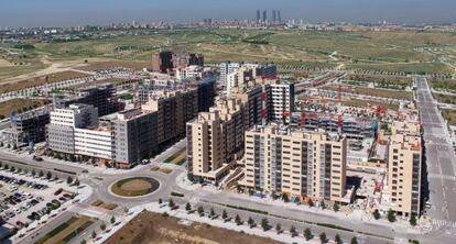 Vista a&eacute;rea de Valdebebas, con edificios acabados y otros en obras.