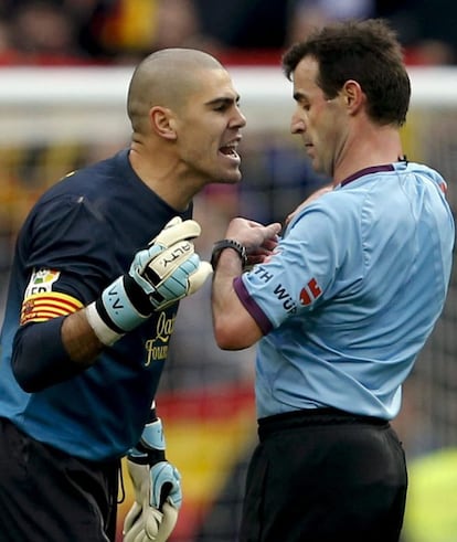 Valdés protesta ante el árbitro Pérez Lasa.