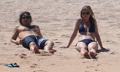 Brad Falchuk y Gwyneth Paltrowen de vacaciones en las playas de Mexico el pasado abril.