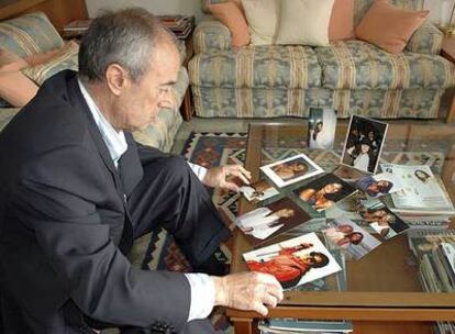 Beppino Englaro muestra fotografías de su hija Eluana en su domicilio de Lecco (Italia).