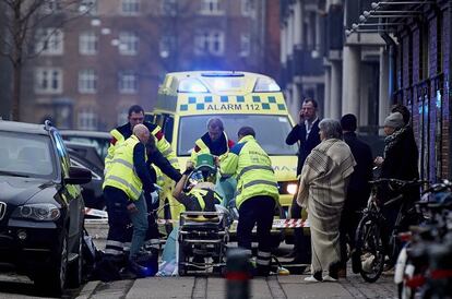 Una ambulancia en el centro cultural en Copenhague.