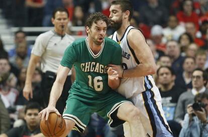 Pau Gasol, defendido por su hermano Marc.