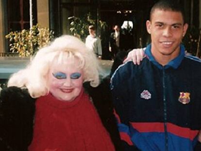 Mónica, la protagonista, con Ronaldo.