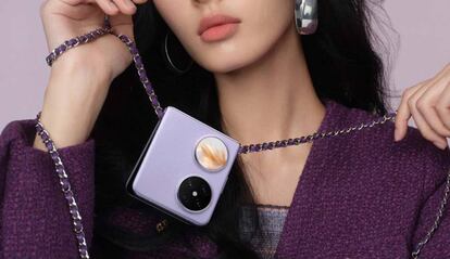 Chica con el Huawei Pocket 2