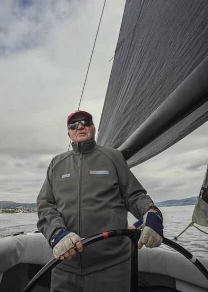 Juan Carlos I, a la rueda del nuevo Bribón, un velero de la clase 6mR, poco antes de la salida de la última regata del circuito nacional 2017 de la categoría en Sanxenxo (Galicia).