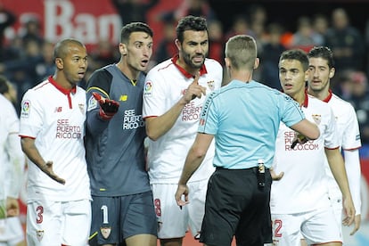 Los jugadores del Sevilla FC, protestan al colegiado del encuentro Hernández Hernández, la señalización de un penalti que supondría el primer tanto del Real Madrid.