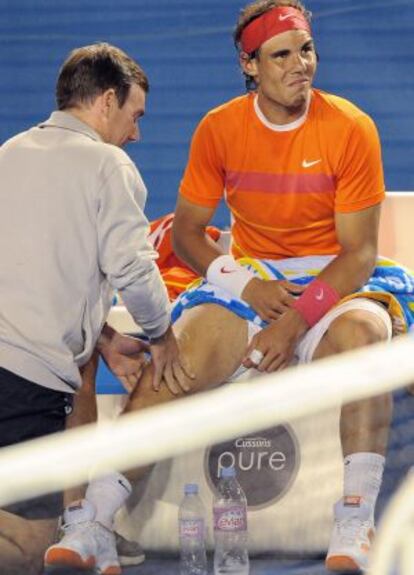 Nadal es tratado en su rodilla durante el Open de Australia de 2010.