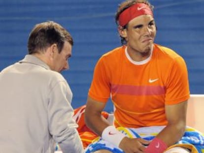 Nadal es tratado en su rodilla durante el Open de Australia de 2010.