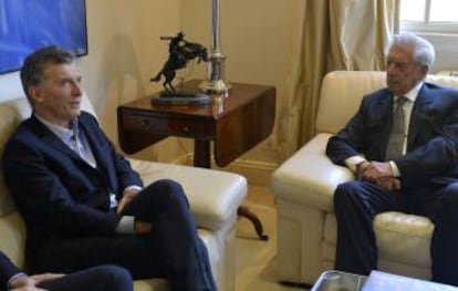 El presidente de Argentina, Mauricio Macri, recibe a Mario Vargas Llosa en la residencia oficial de Olivos