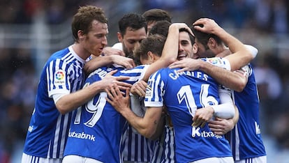 Juanmi recibe las felicitaciones de sus compañeros después de marcar el segundo de la Real a pase de Canales.