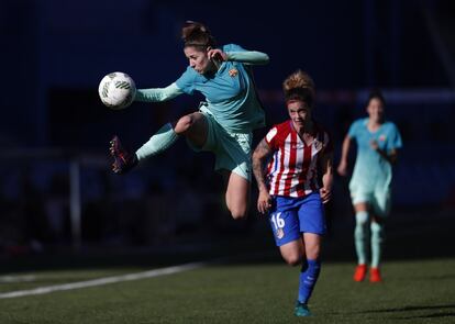 La jugadora del barcelona Vicky Losada y la atlética Maria Leon disputan un balón durante el partido de la liga endesa disputado en el estadio Vicente Calderón.