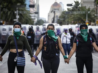 Un grupo de mujeres frente a la policía en Ciudad de México durante una marcha en favor de la legalización del aborto