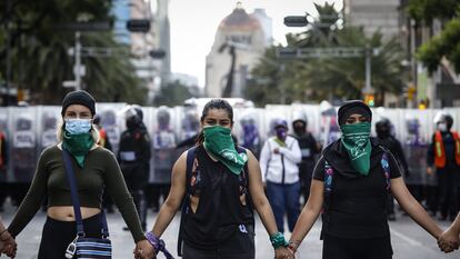 Mujeres con pañuelos a favor del aborto durante una protesta en septiembre de 2020.