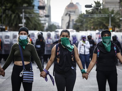 Un grupo de mujeres frente a la policía en Ciudad de México durante una marcha en favor de la legalización del aborto