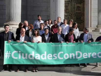 Representantes de los Ayuntamientos del Cambio tras la reunión con diputados de Unidos Podemos en el Congreso de los Diputados el pasado día 4 de octubre. Rita Maestre, tercera por la izquierda.