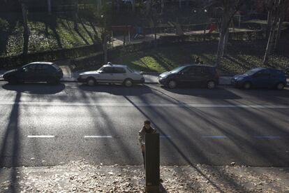 Los no residentes continuarán no pudiendo aparcar, al igual que en la jornada de hoy, en las zonas estacionamiento regulado SER, aunque podrán hacerlo en aparcamientos privados y públicos. En la imagen, zona azul vacía en la calle Segovia por alerta de polución.