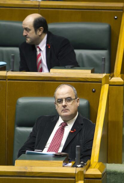 Joseba Egibar, en el Parlamento vasco . Detrás, Andoni Ortuzar.