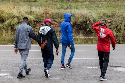 Varios migrantes con asilo pasean por las calles de la localidad, a 4 de septiembre de 2024, en Mora de Rubielos, Teruel, Aragón (España). 