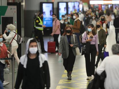 Usuarios de la estación de Atocha de Madrid, el pasado 14 de mayo.