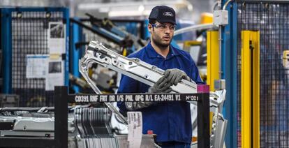 Un empleado de Ford durante su jornada de trabajo en la planta de Almussafes. 