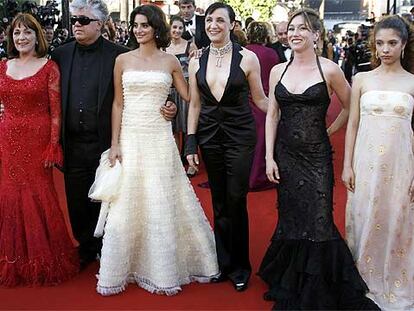Pedro Almodóvar con las actrices Carmen Maura, Penélope Cruz, Blanca Portillo, Lola Dueñas y Yohana Cobo (de izquierda a derecha), ayer en el Festival de Cannes.