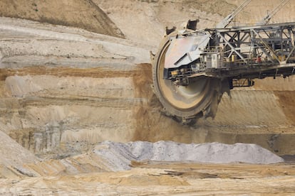 Una excavadora amplía una mina de carbón en Luetzerath (Alemania).