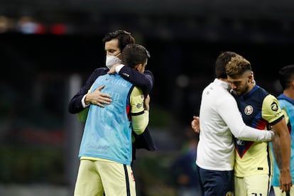 Santiago Solari, entrenador del América, consuela a sus futbolistas, este domingo en el estadio Azteca.