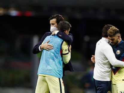 Santiago Solari, entrenador del América, consuela a sus futbolistas, este domingo en el estadio Azteca.