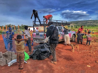 Miembros de la organización llegan a una comunidad Wixaritari de Mezquitic a instalar un sistema de cosecha de lluvia en una escuela.