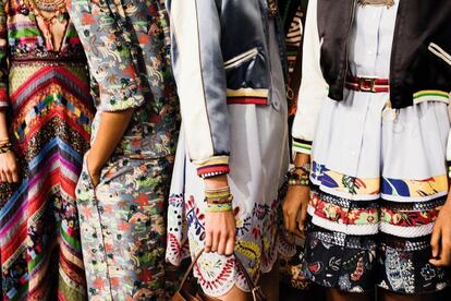 Algunos modelos de Hilfiger para la temporada de verano. La idea central es la vida relajada en las islas, desde Ibiza hasta Saint Barths.