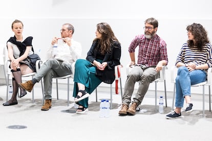 Un grupo de periodistas ucranianos comparten impresiones con periodistas de EL PAÍS.