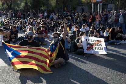 Decenas de manifestantes protestan el martes en el centro de Barcelona.