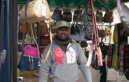 El senegalés Mahu Falle, en el mercadillo ambulante donde trabaja en Jerez. Juega con el 5 en Alma de África. Es defensa.