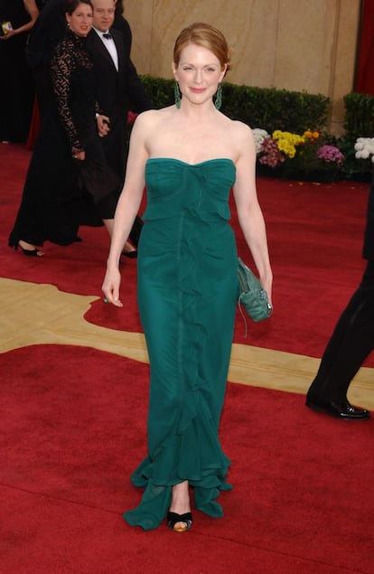 Julianne Moore, nominada a mejor actriz por 'Lejos del cielo', con un vestido verde Yves Saint Laurent Rive Gauche en la gala de 2003.