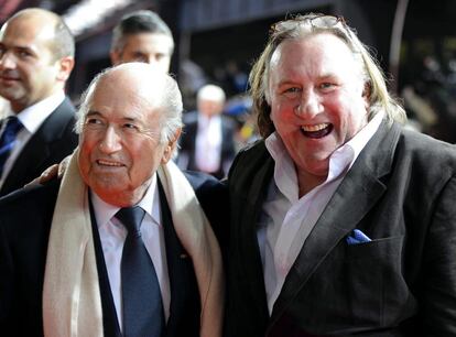 El presidente de la FIFA Joseph Blatter (i) posa con el actor francés Gerard Depardieu (d) antes del inicio de la gala.