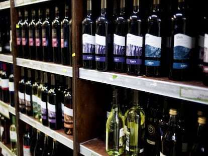 Botellas de vino producidas en una colonia judía en Cisjordania.